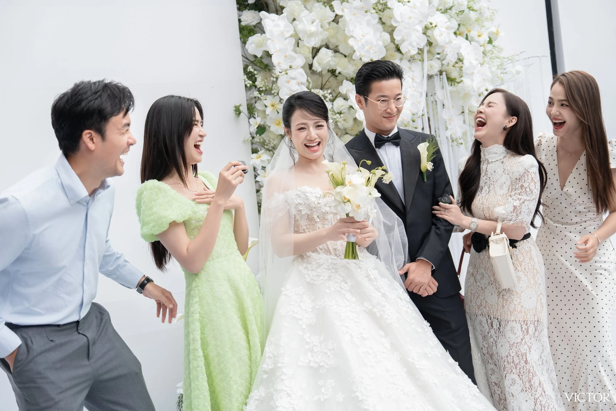Một vài người bạn thân của hai diễn viên từ Hà Nội lên Lào Cai dự đám cưới như: Vợ chồng Anh Đào - Anh Tuấn, Minh Thu,...