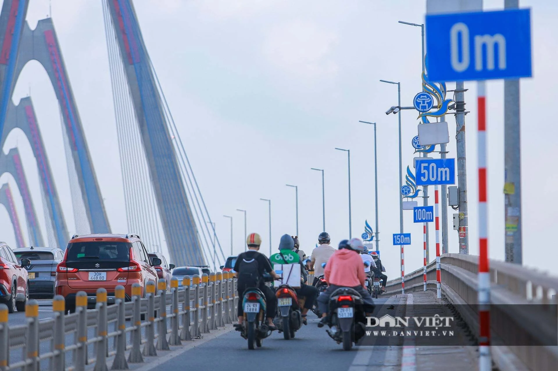 Các mốc 0m, 50m, 100m, 150m và 200m được lắp trên cầu Nhật Tân trước khi bị tháo dỡ. Ảnh: Khổng Chí