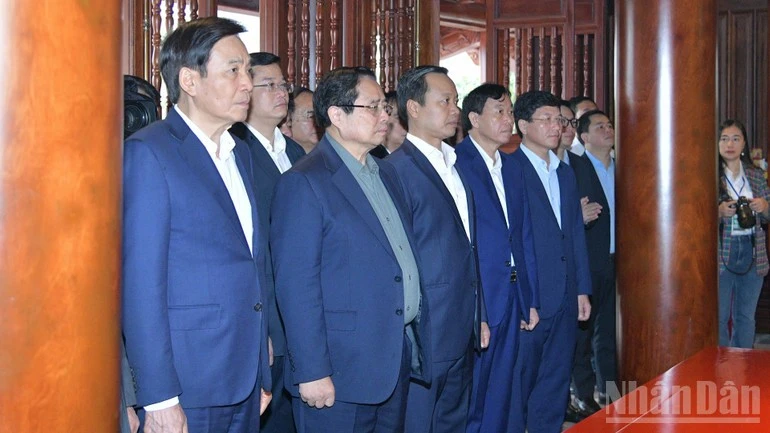 Thủ tướng Phạm Minh Chính và Đoàn công tác thành kính tưởng nhớ Chủ tịch Hồ Chí Minh.