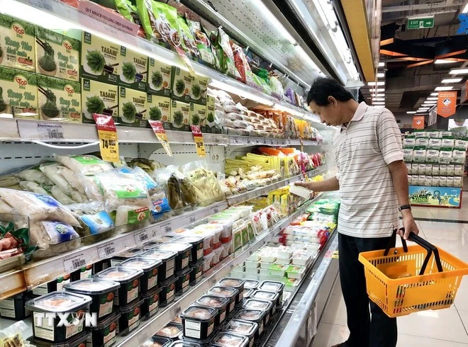 Người tiêu dùng Thành phố Hồ Chí Minh mua sắm thực phẩm thiết yếu tại siêu thị.
