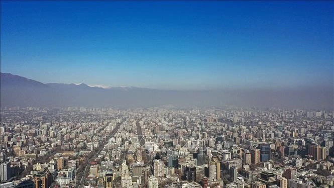 Sương mù gây ra bởi nhiệt độ cao bao phủ thành phố Santiago, Chile năm 2023.