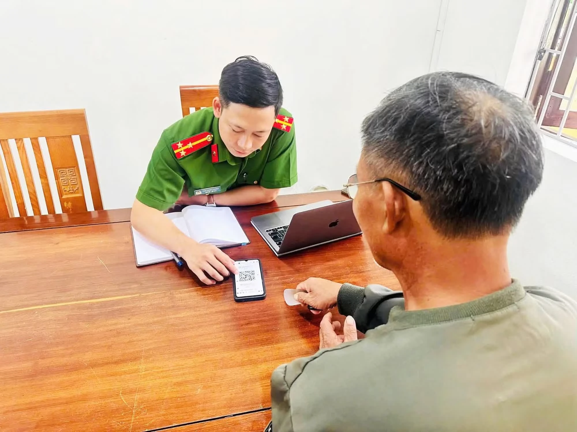 Công an xã Hương Khê kịp thời ngăn chặn hành vi lừa đảo liên quan đến khoản tiền 6 tỷ đồng.