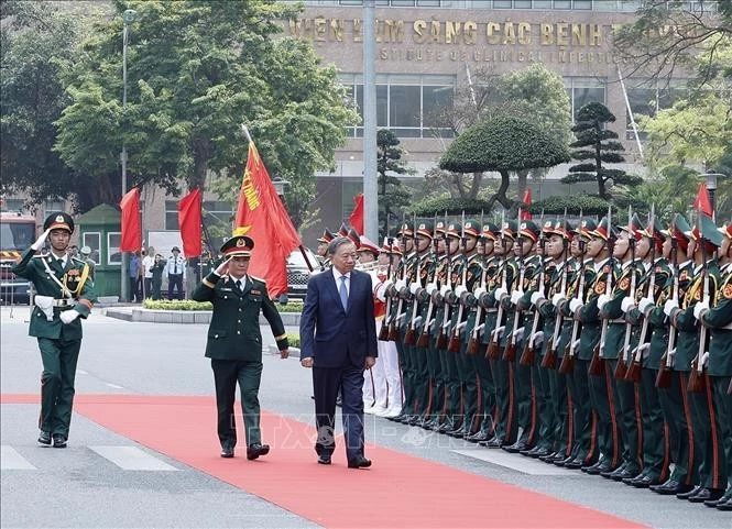 Lễ đón Tổng Bí thư Tô Lâm, Bí Quân ủy Trung ương đến dự lễ kỷ niệm.