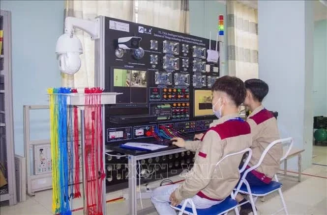 Sinh viên Khoa Công nghệ Kỹ thuật Điện - Điện tử Trường Cao đẳng Công nghệ cao Hà Nội trong giờ thực hành (ảnh minh họa).
