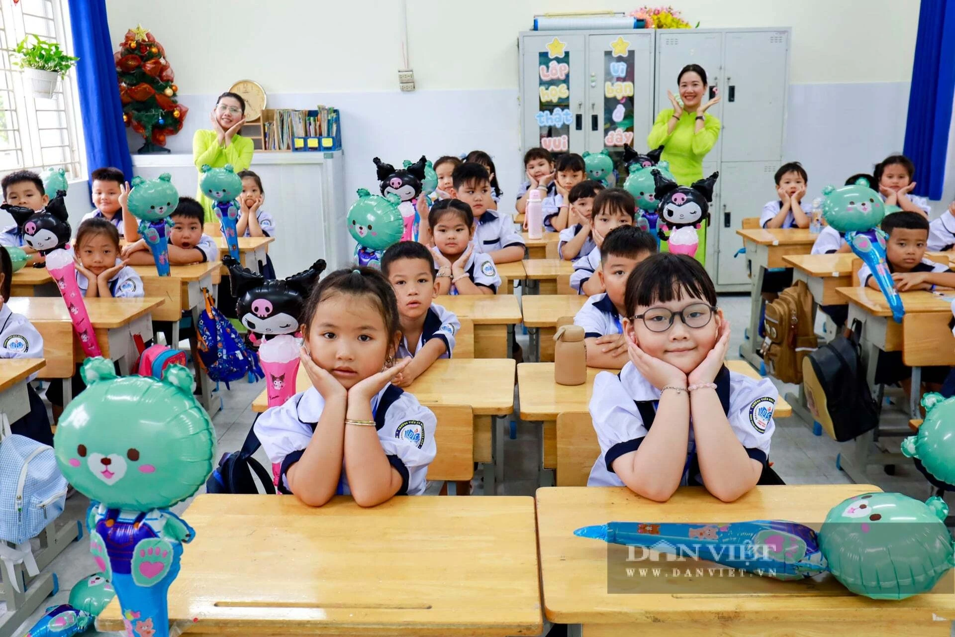 Tính đến ngày 24/8, 34/34 địa phương đã phê duyệt đề án sắp xếp, trong đó 16 địa phương đã hoàn thành; tổng số cơ sở giáo dục công lập dự kiến giảm từ 37.530 xuống còn 18.548, giảm 18.982 đầu mối, tương ứng 50,6%. Ảnh minh hoạ: Học sinh TP.HCM trong ngày tựu trường năm học 2026-2027. Ảnh: Nguyệt Minh
