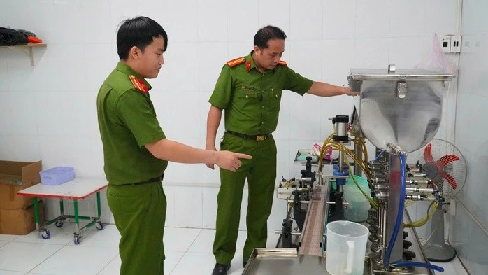 Cận cảnh dây chuyền làm giả dầu gió Eagle Brand vừa bị công an triệt phá. (Ảnh: Công an Tây Ninh)