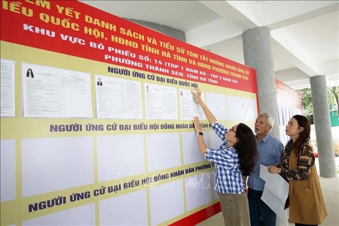 Danh sách đại biểu Quốc hội và HĐND các cấp được niêm yết tại một điểm bầu cử ở phường Thành Sen, tỉnh Hà Tĩnh.