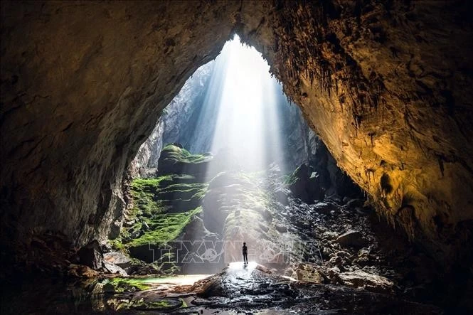 Khoảnh khắc tia nắng chiếu vào Vọng Khủng Long khi tham gia Tour khám phá du lịch mạo hiểm hang Sơn Đoòng.