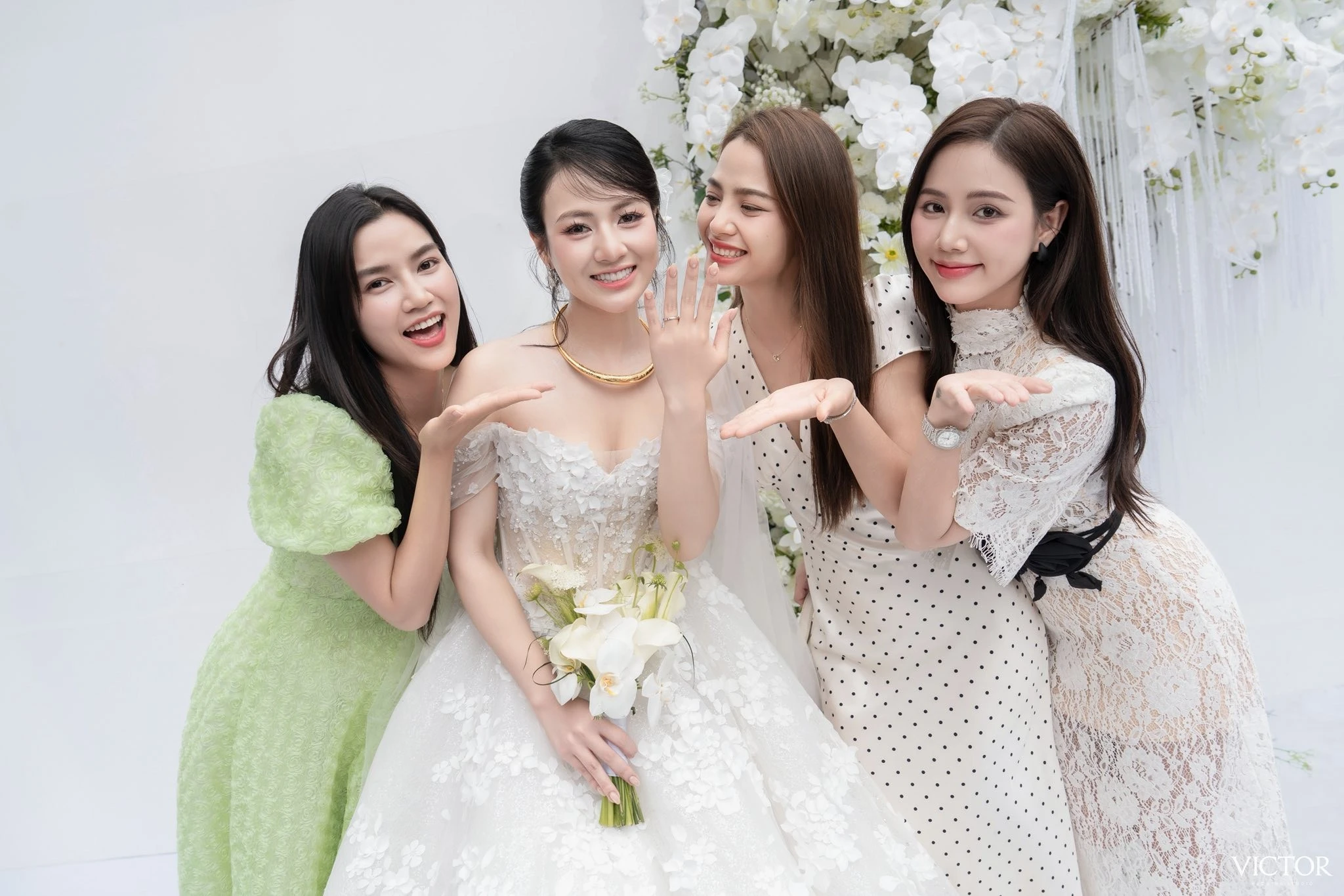 Minh Thu cho biết cô cùng nhóm bạn thân tranh thủ "quậy tung trời" trong hôn lễ này vì biết khi tiệc cưới chính diễn ra vào cuối tháng này ở Hà Nội, cô dâu Việt Hoa sẽ rất bận rộn đón khách, không có nhiều thời gian chụp ảnh riêng.