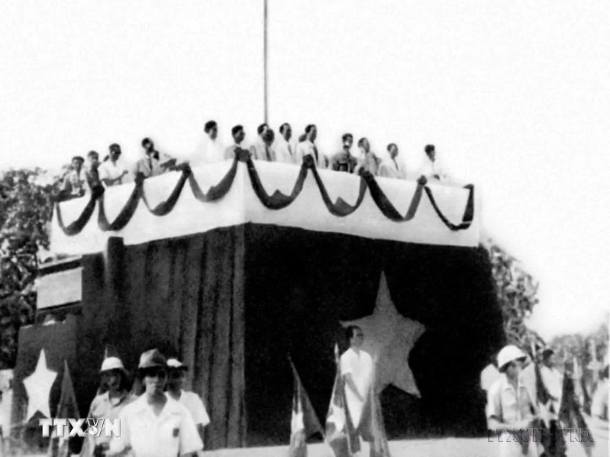 Sáng 2/9/1945, tại Quảng trường Ba Đình lịch sử, Chủ tịch Hồ Chí Minh đọc Tuyên ngôn Độc lập, khai sinh nước Việt Nam Dân chủ Cộng hòa, khẳng định trước quốc dân đồng bào và toàn thế giới: “Nước Việt Nam có quyền hưởng tự do và độc lập, và sự thực đã thành một nước tự do và độc lập. Toàn thể dân Việt Nam quyết đem tất cả tinh thần và lực lượng, tính mệnh và của cải để giữ vững quyền tự do và độc lập ấy.” (Ảnh: Tư liệu TTXVN)