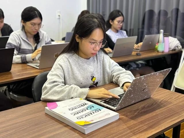 Thí sinh Đà Nẵng ôn thi IELTS trên máy tính.