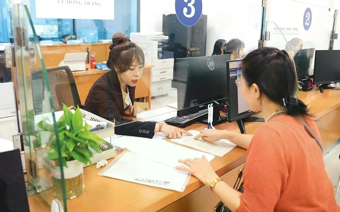 Cán bộ phường tại Hà Nội tiếp công dân. Ảnh: Dân Việt