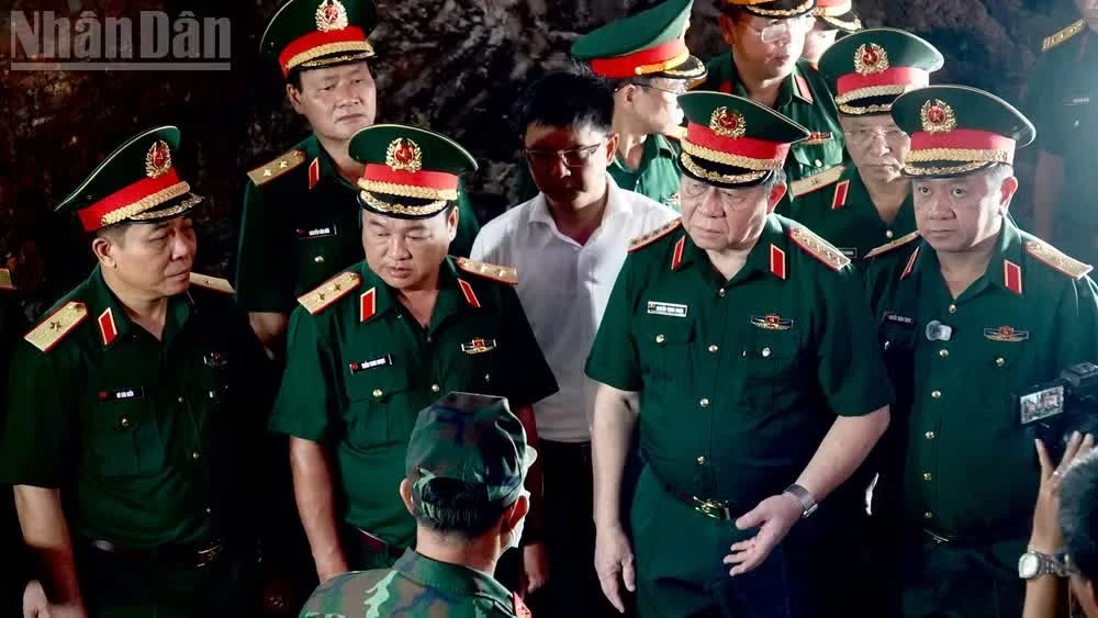 Đại tướng Nguyễn Trọng Nghĩa thăm, động viên các lực lượng làm nhiệm vụ tìm kiếm.