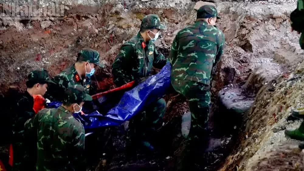 Hài cốt và di vật của liệt sĩ được vận chuyển vào khu vực phân tích, lưu trữ.