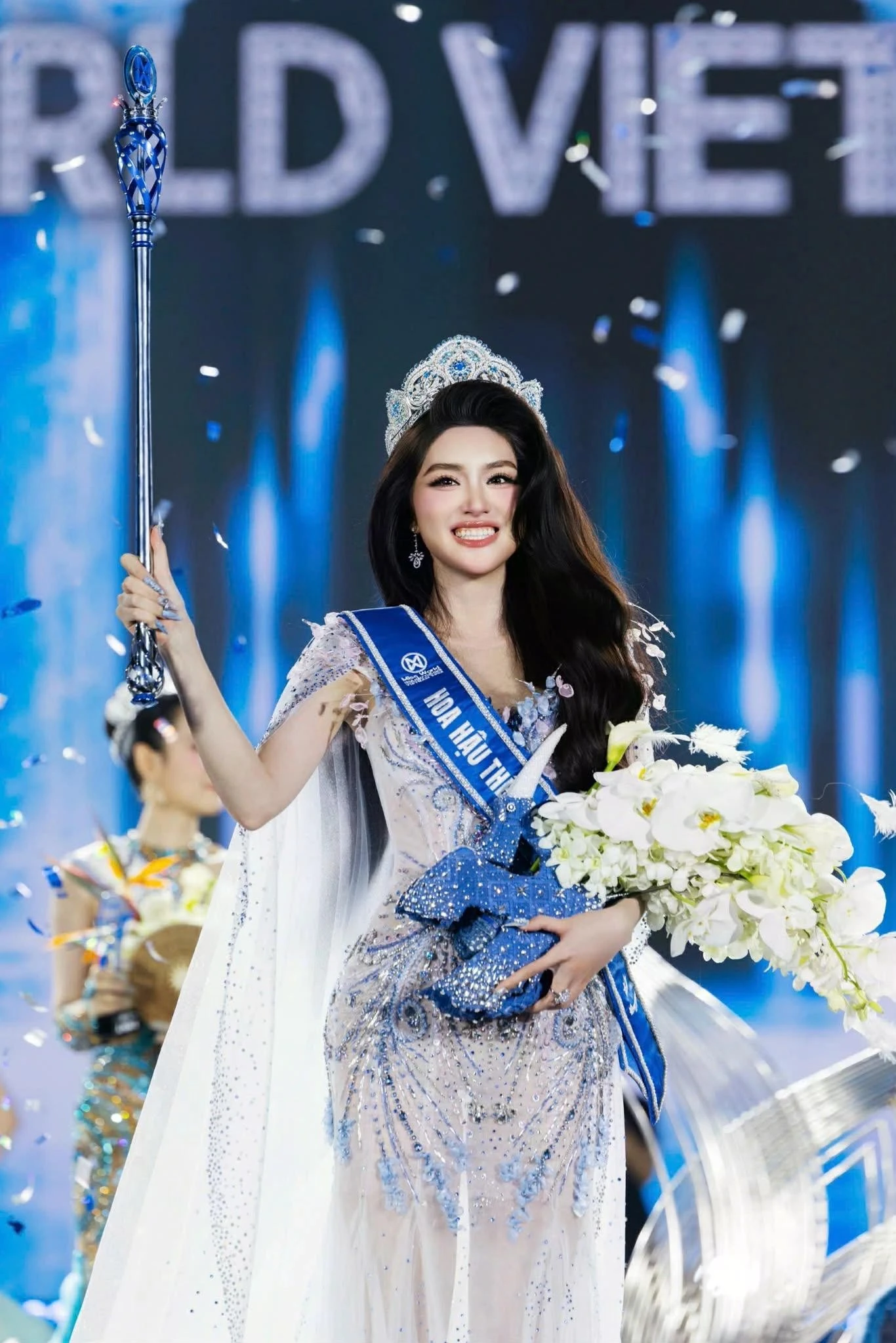Phan Phương Oanh trong khoảnh khắc đăng quang.