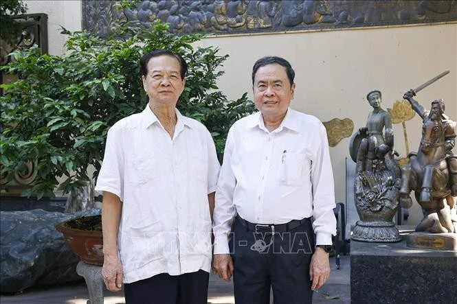 Chủ tịch Quốc hội Trần Thanh Mẫn tới thăm, chúc Tết nguyên Thủ tướng Chính phủ Nguyễn Tấn Dũng.