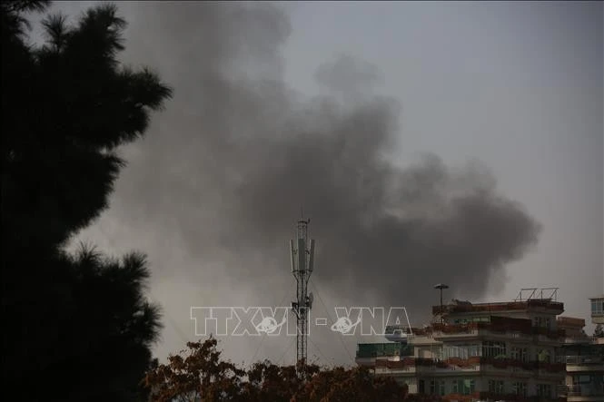 Khói bốc lên sau một vụ nổ tại Kabul, Afghanistan.