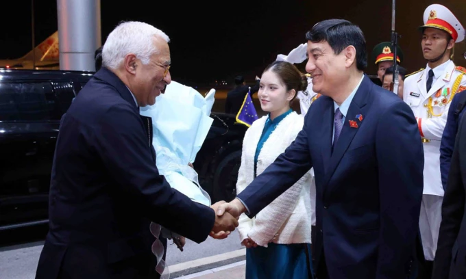 Chủ nhiệm Ủy ban Văn hóa và Xã hội của Quốc hội Nguyễn Đắc Vinh đón Chủ tịch Hội đồng châu Âu Antonio Costa tại sân bay Nội Bài hôm 28/1.