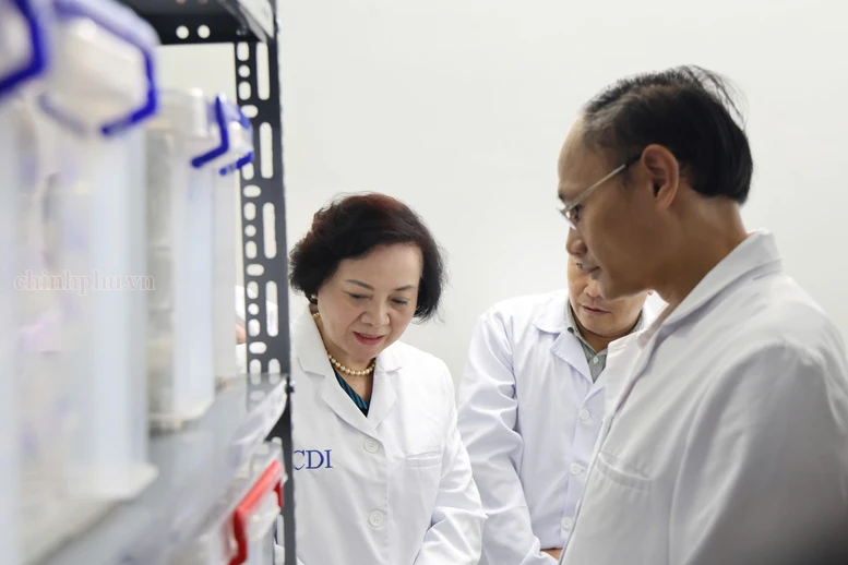 Phó Thủ tướng đánh giá cao nỗ lực của Viện Sinh học và Trung tâm ADN trong việc vừa nghiên cứu, thử nghiệm, vừa triển khai công nghệ mới phục vụ xác định danh tính hài cốt liệt sĩ - Ảnh: chinhphu.vn/Thu Giang