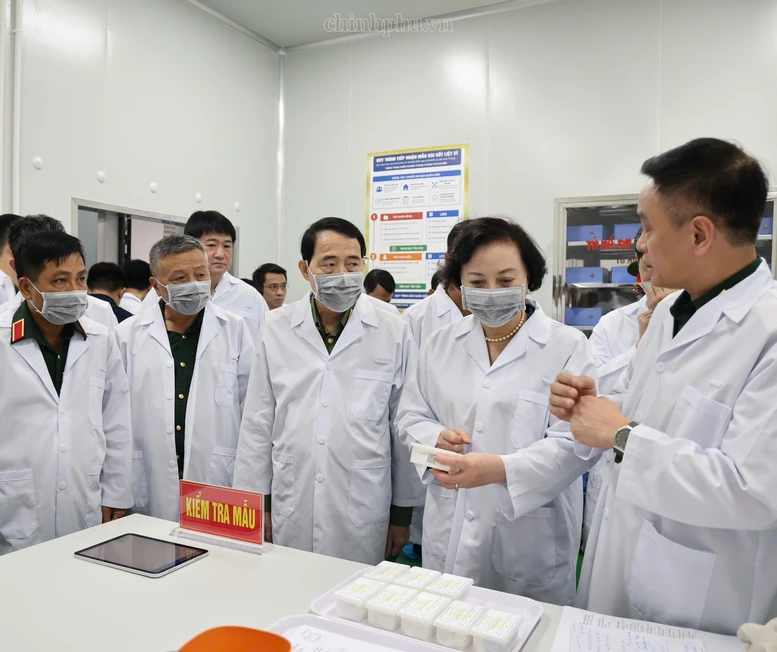 Phó Thủ tướng Phạm Thị Thanh Trà và đoàn công tác kiểm tra thực tế tại Viện Pháp y Quân đội - Ảnh: chinhphu.vn/Thu Giang