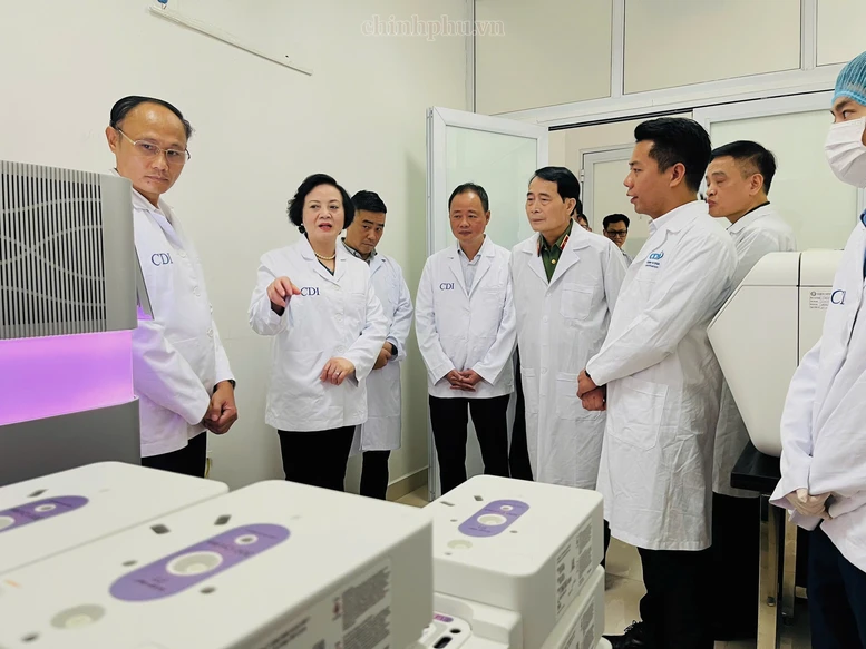 Phó Thủ tướng Phạm Thị Thanh Trà và đoàn công tác kiểm tra tại Trung tâm Giám định ADN, Viện Sinh học, Viện Hàn lâm Khoa học và Công nghệ Việt Nam - Ảnh: chinhphu.vn/Thu Giang