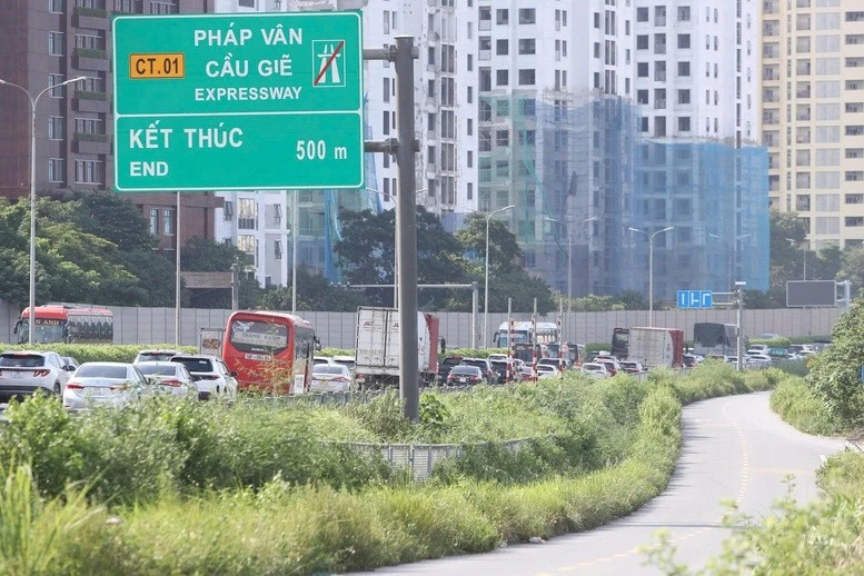 Đoàn xe nối đuôi nhau trở về Hà Nội sau kỳ nghỉ lễ - Ảnh: Đình Hiếu