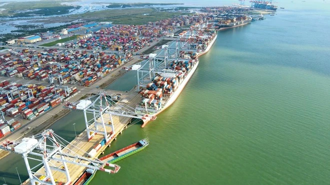 Bốc xếp hàng hóa container tại một cảng biển của Tổng Công ty Hàng hải Việt Nam. (Ảnh: PV/Vietnam+)