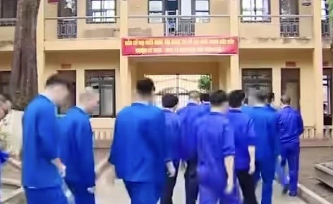 Dẫn giải các đối tượng thuộc đường dây Cà khịa TV, Ra khơi TV. (Ảnh: VTV)
