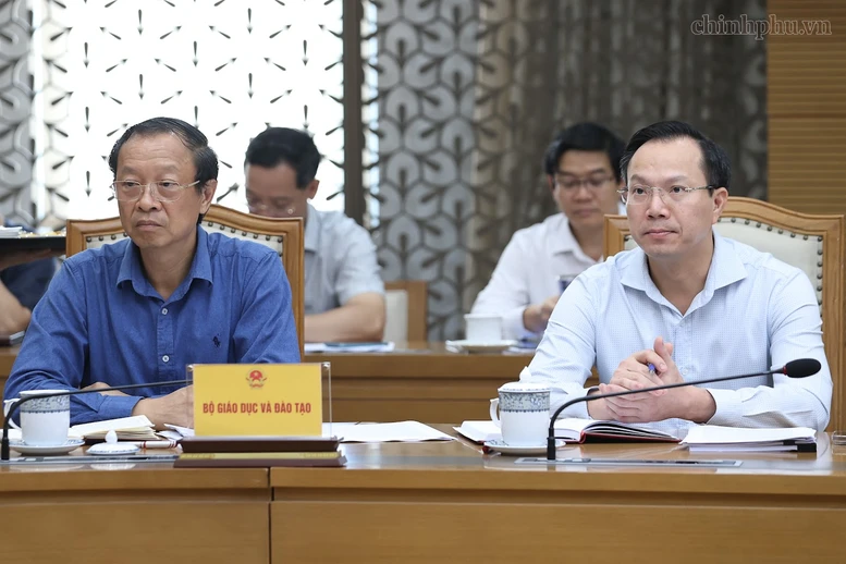 Đại diện lãnh đạo các bộ, ngành, cơ quan liên quan tham dự cuộc họp - Ảnh: chinhphu.vn/Nhật Bắc