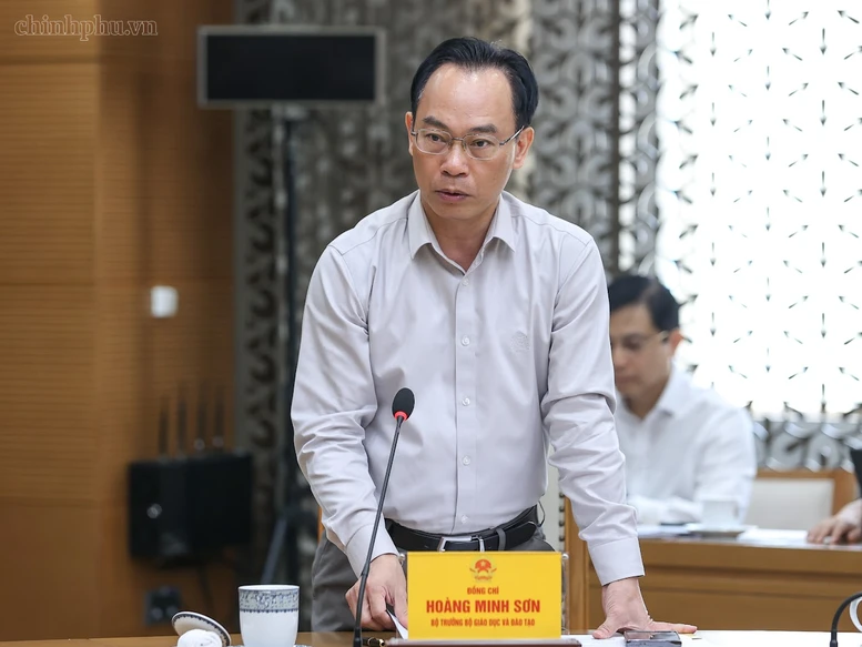 Bộ trưởng Bộ Giáo dục và Đào tạo Hoàng Minh Sơn báo cáo tại cuộc họp - Ảnh: chinhphu.vn/Nhật Bắc