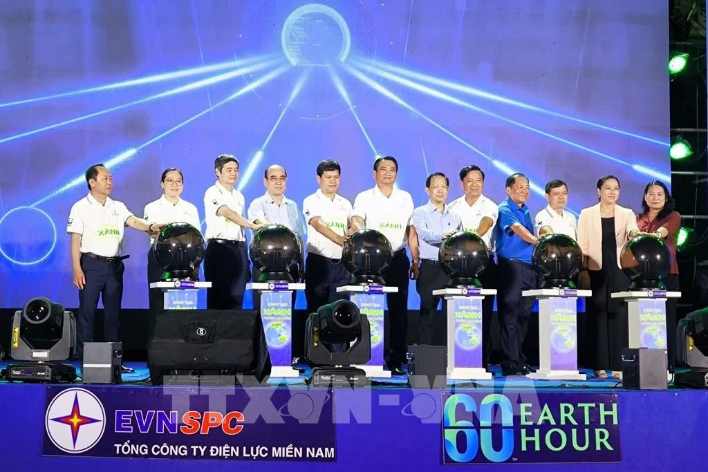 Lãnh đạo tỉnh Vĩnh Long, Tổng công ty Điện lực Miền Nam thực hiện nghi thức tắt đèn hưởng ứng giờ trái đất.