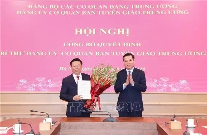 Đồng chí Nguyễn Long Hải, Uỷ viên Trung ương Đảng, Phó Bí thư Thường trực Đảng uỷ các cơ quan Đảng Trung ương trao Quyết định cho đồng chí Trần Thanh Lâm. Ảnh: Phương Hoa/TTXVN