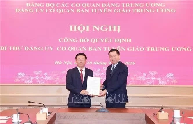 Đồng chí Nguyễn Long Hải, Uỷ viên Trung ương Đảng, Phó Bí thư Thường trực Đảng uỷ các cơ quan Đảng Trung ương trao Quyết định cho đồng chí Trần Thanh Lâm. Ảnh: Phương Hoa/TTXVN