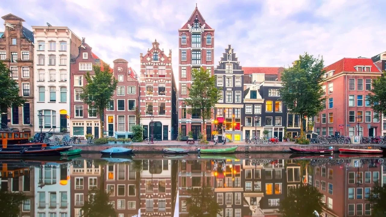 Con kênh trung tâm nổi tiếng của Amsterdam được UNESCO công nhận là Di sản Thế giới vào năm 2010. Thêm vào đó là những khoảng không gian xanh rộng lớn, những mặt tiền bằng gạch đỏ cổ kính và các bảo tàng trưng bày tranh của Van Gogh, tất cả tạo nên một trong những trung tâm văn hóa tuyệt đẹp hàng đầu châu Âu.