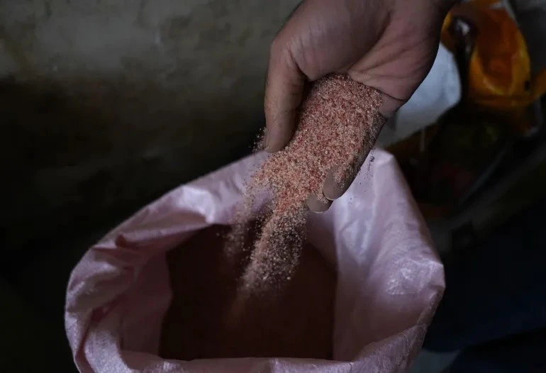 Phân bón tại cơ sở lưu trữ ở bang Punjab, miền Bắc Ấn Độ. Ảnh: Al Jazeera
