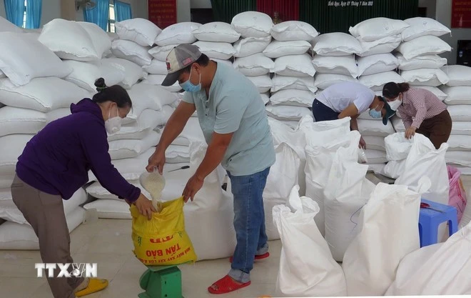 Tổ chức xuất, cấp gạo cho người dân gặp khó khăn tại Phú Yên, Đắk Lắk.
