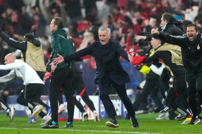 HLV Benfica Jose Mourinho reo mừng sau trận thắng Real Madrid 4-2 ở lượt cuối vòng bảng Champions League trên sân Da Luz, Lisbon, Bồ Đào Nha ngày 29/1/2026. Ảnh: AP