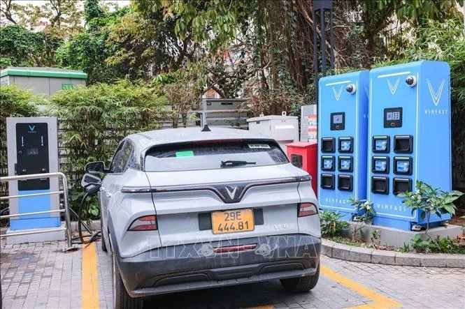 Ngày càng nhiều trạm sạc xe ô tô và trạm đổi pin với xe máy, xe đạp điện được xây dựng, tạo thuận tiện cho người sử dụng.