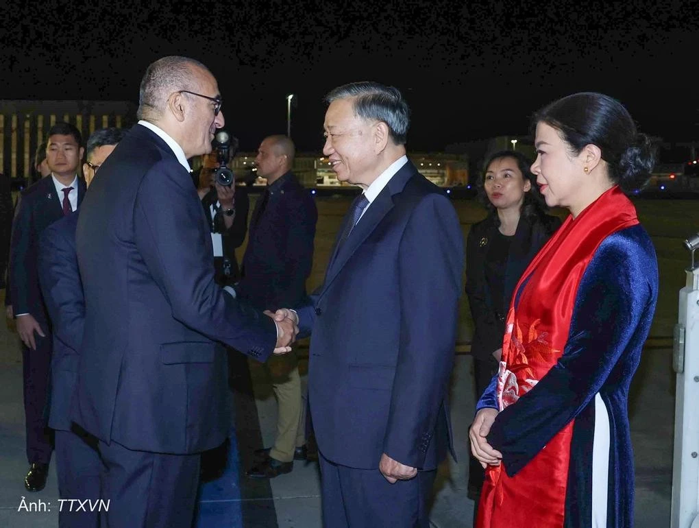 Quan chức chính phủ Pháp đón Tổng Bí thư, Chủ tịch nước Tô Lâm và phu nhân tại sân bay Orly, Paris. Ảnh: TTXVN