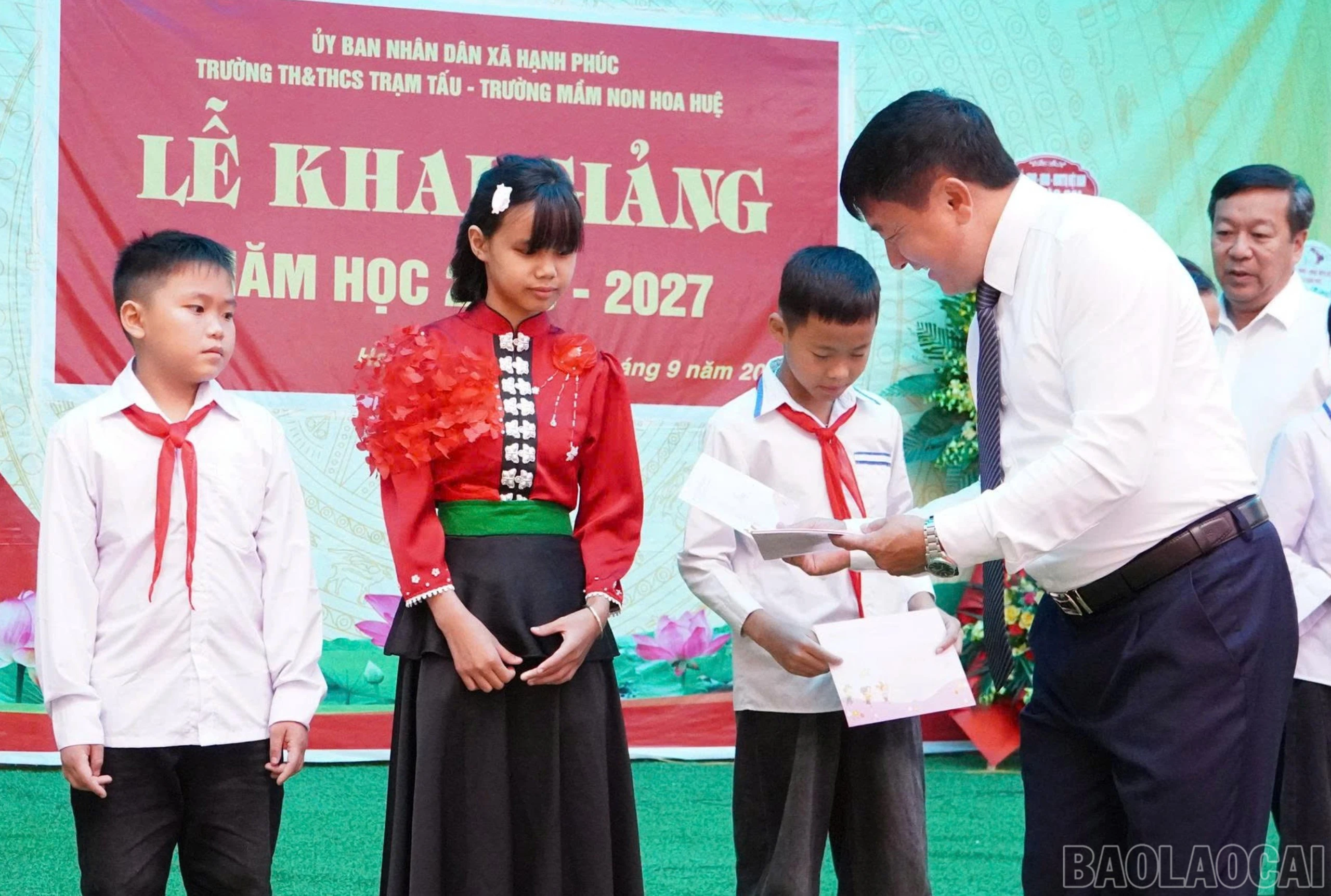 Đồng chí Giàng A Tông - Ủy viên Ban Thường vụ Tỉnh ủy, Bí thư Đảng ủy, Chủ tịch HĐND xã Hạnh Phúc trao quà cho các học sinh hoàn cảnh khó khăn, có thành tích cao trong học tập.