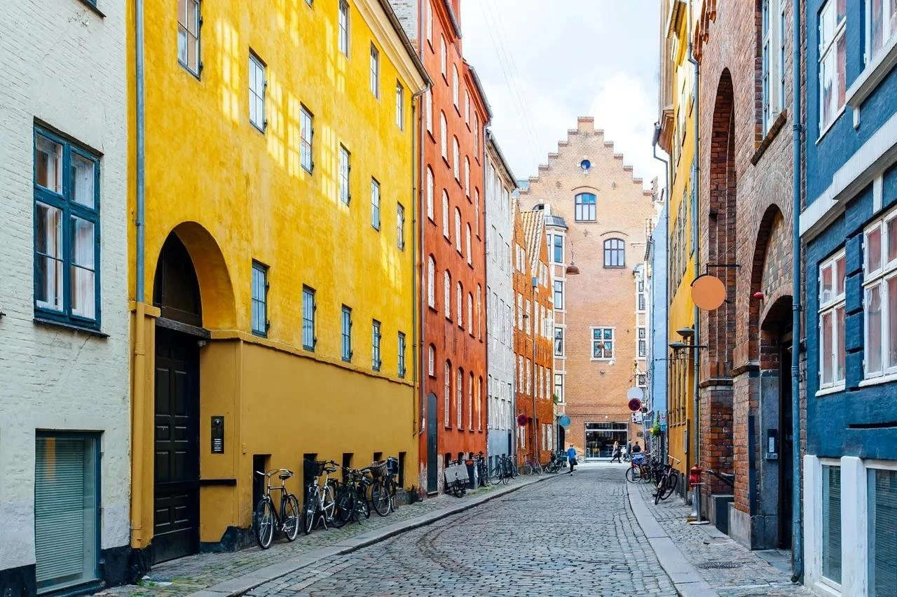 Mặc dù nổi tiếng với những nhà hàng và khách sạn hiện đại, Copenhagen vẫn sở hữu vẻ đẹp vượt thời gian khiến bạn muốn quay lại nhiều lần. Khu vườn Tivoli kỳ thú từ thế kỷ 19 khiến mọi công viên giải trí khác phải hổ thẹn, trong khi khu phố bohemian Christiania lại là một xứ sở mộng mơ xanh mướt, mờ ảo hay những ngôi nhà ven sông ở Nyhavn đẹp như tranh vẽ...