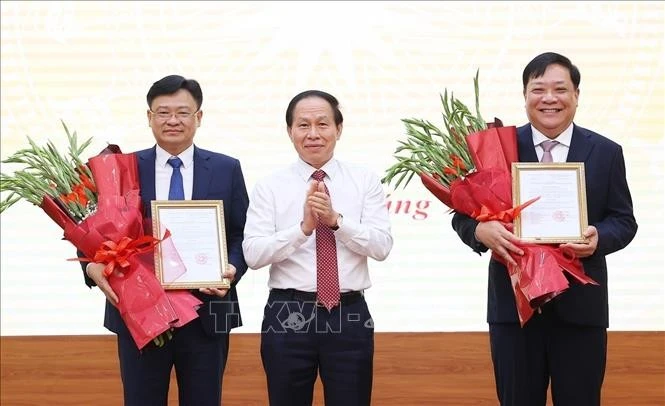 Phó Thủ tướng Lê Tiến Châu trao quyết định và chúc mừng ông Phạm Thành Ngại và Nguyễn Thanh Tuấn được Đảng, Nhà nước tin tưởng bổ nhiệm giữ chức Phó Tổng Thanh tra Chính phủ. Ảnh: Văn Điệp/TTXVN