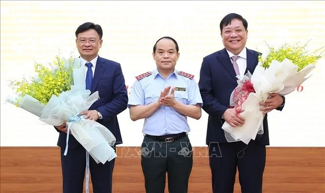 Tổng Thanh tra Chính phủ Nguyễn Quốc Đoàn chúc mừng 2 tân Phó Tổng Thanh tra Chính phủ Phạm Thành Ngại (bên phải) và Nguyễn Thanh Tuấn (bên trái). Ảnh: Văn Điệp/TTXVN