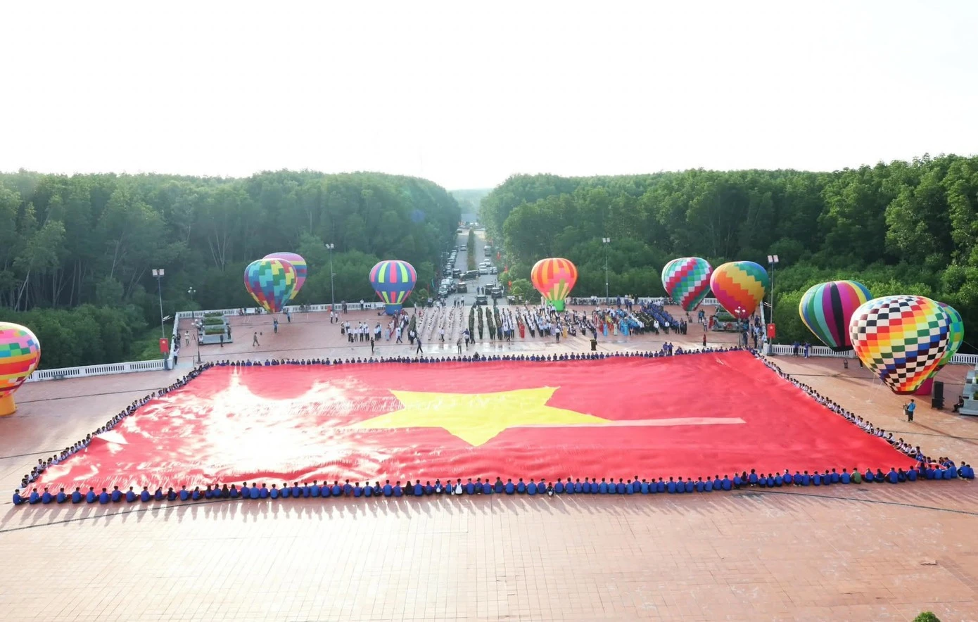 Tổ chức Kỷ lục Việt Nam (Vietking) đã trao bằng kỷ lục “Lá Đại kỳ Tổ quốc bằng vải lớn nhất Việt Nam” với diện tích 2.025m² tới UBND tỉnh Cà Mau.