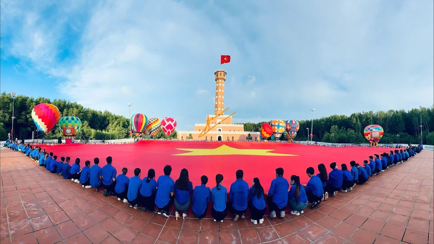 Lễ chào cờ và Lễ thượng cờ có sự tham gia của gần 1.500 người.
