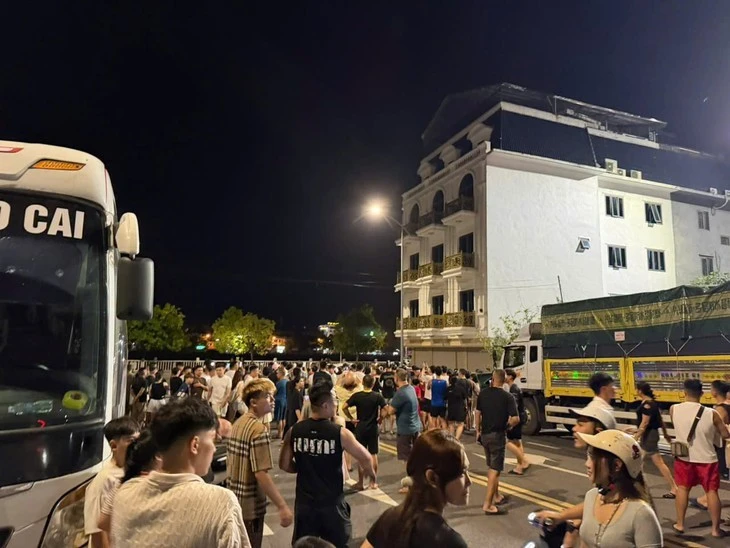 Rất đông người dân tập trung tại khu vực xung quanh nhà Hải Sapa TV - Ảnh: Người dân cung cấp