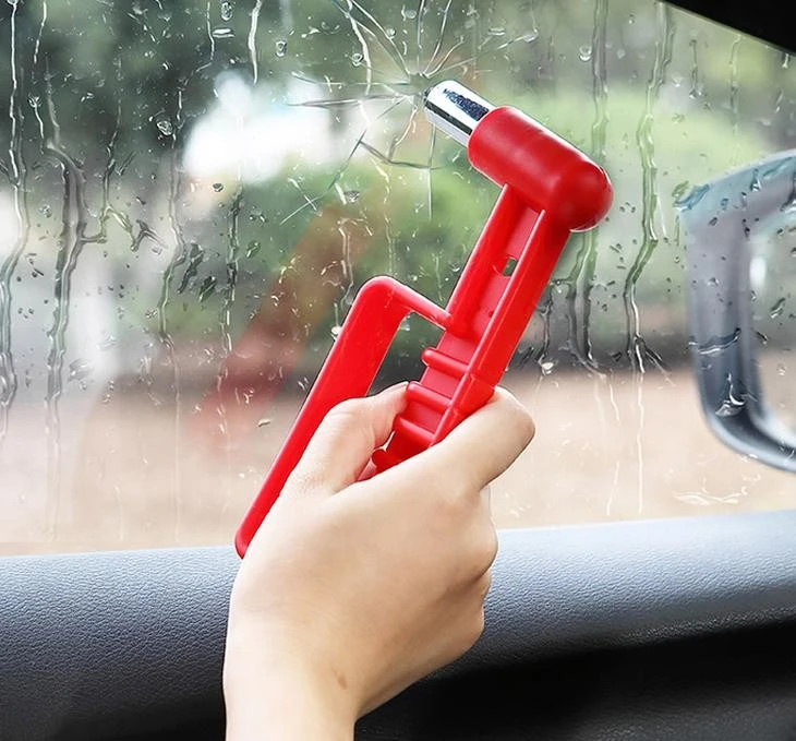 Biết sử dụng đúng cách búa thoát hiểm có thể tạo thêm cơ hội sống cho bản thân và những người xung quanh - Ảnh minh họa: listen-autoparts.com