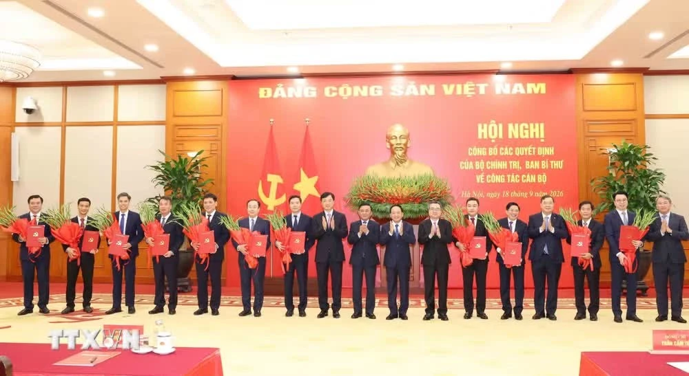 Thường trực Ban Bí thư Trần Cẩm Tú trao Quyết định của Bộ Chính trị, Ban Bí thư cho 12 đồng chí giữ chức Phó Bí thư Thường trực Tỉnh uỷ và các Phó Ban Đảng Trung ương - Ảnh: TTXVN