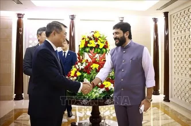 Quan chức cấp cao Ấn Độ tiễn Thủ tướng Lê Minh Hưng kết thúc chuyến tham dự Hội nghị thượng đỉnh BRICS lần thứ 18 và làm việc song phương tại Ấn Độ. Ảnh: Dương Giang/TTXVN.