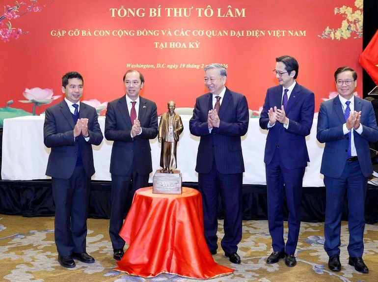 Tổng Bí thư Tô Lâm trao bức tượng Chủ tịch Hồ Chí Minh tặng các cơ quan đại diện Việt Nam tại Hoa Kỳ.